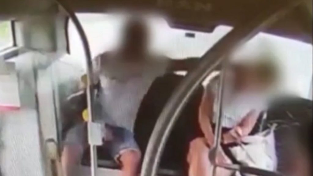 Brutalnie zaatakował kobietę w autobusie. 39-letni napastnik usłyszał zarzuty [nagranie]
