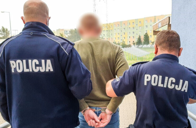 36-latek zaatakował policjantów nożem podczas interwencji domowej w Kożuchowie Kożuchów: 36-latek zaatakował policjantów nożem podczas interwencji domowej