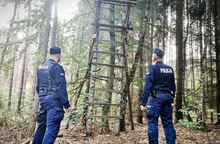 Drezdenko: Myśliwy spadł z ambony. 71-latek ponad godzinę wzywał pomocy