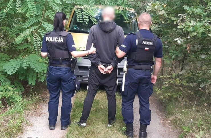 47-latek zasnął w skradzionym samochodzie ukrytym w lesie