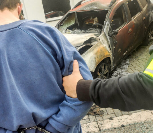 Podpalił samochód, pożar relacjonował na żywo w social mediach. 23-latka zatrzymano podczas akcji Podpalił samochód, pożar relacjonował na żywo w social mediach