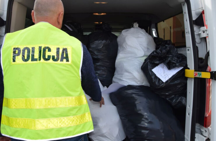 Podrabiany towar zabezpieczony na targowisku w Łęknicy