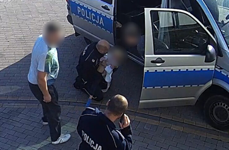 Policjanci uratowali 3-letnią dziewczynkę