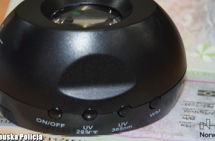 Policjanci otrzymali nowe testery autentyczności dokumentów Tester dokumentów