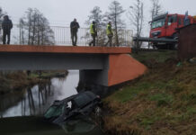 Dobiegniew: samochód wpadł do rzeki