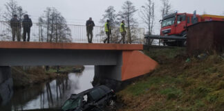 Dobiegniew: samochód wpadł do rzeki