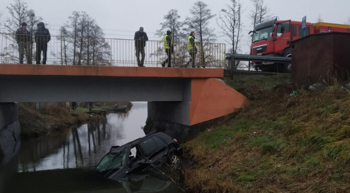 Dobiegniew: samochód wpadł do rzeki Dobiegniew: samochód wpadł do rzeki