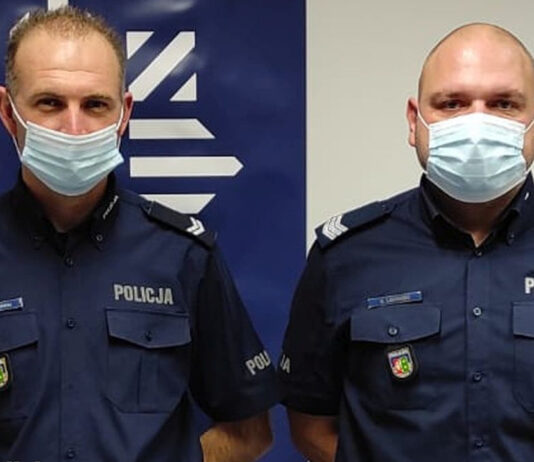 Policjanci z Sulechowa uratowali kobietę z zadymionego budynku