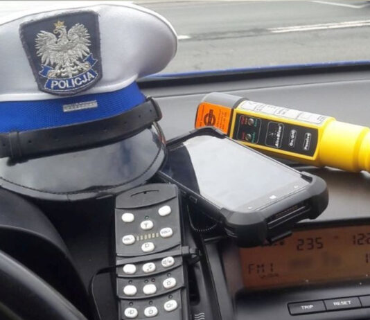 Kolizja w Gorzowie Wlkp. Sprawca uciekł z miejsca zdarzenia, był pijany Kontrola policji, alkomat