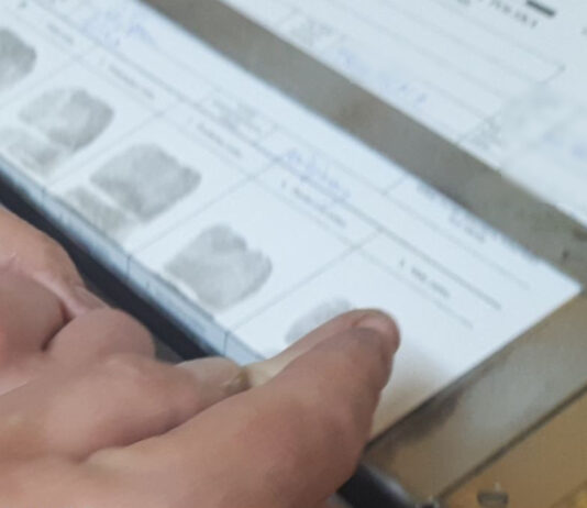 Sława: Włamał się do automatu wrzutowego w parkingowym odkurzaczu Pobieranie odcisków palców