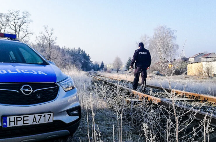 Wysiadł z auta i nie wrócił. Szczęśliwy finał poszukiwań zaginionego mężczyzny Policjant na torach