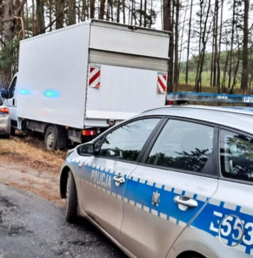 Pościg pod Gubinem: 27-latek uciekał kradzionym busem, chciał przejechać policjanta, staranował radiowóz Pościg pod Gubinem