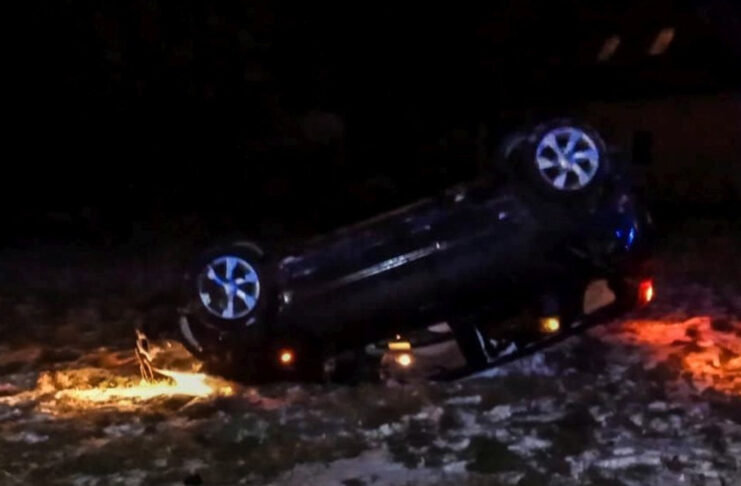 Samochód leżący na dachu