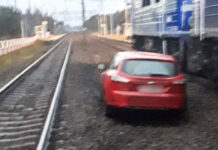 Samochód utknął na przejeździe kolejowym w Pliszce