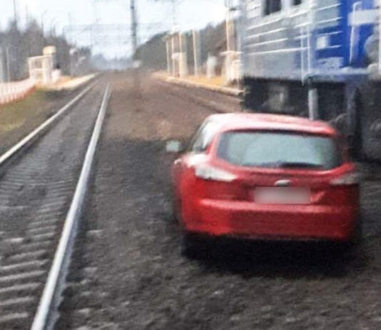 Samochód utknął na przejeździe kolejowym w Pliszce