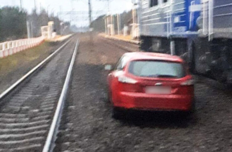 Samochód utknął na przejeździe kolejowym w Pliszce