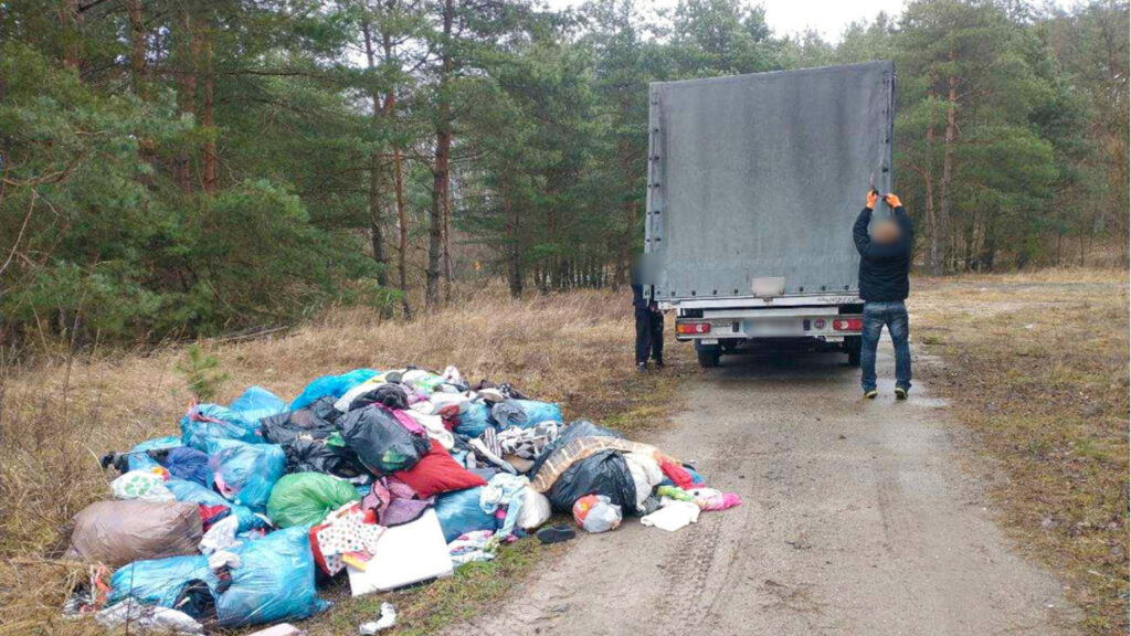 Nietków: Wyrzucali śmieci do lasu. Mieli pecha bo zauważył ich leśniczy