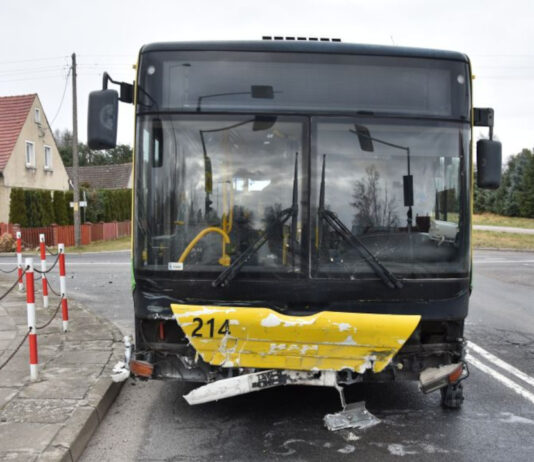Rozbity autobus komunikacji miejskiej w Zielonej Górze