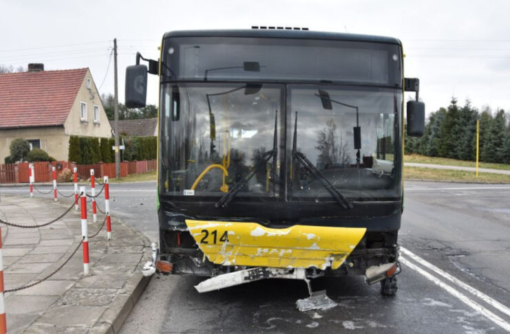 28-latek wjechał pod autobus w Zielonej Górze. Wcześniej pił alkohol Rozbity autobus komunikacji miejskiej w Zielonej Górze