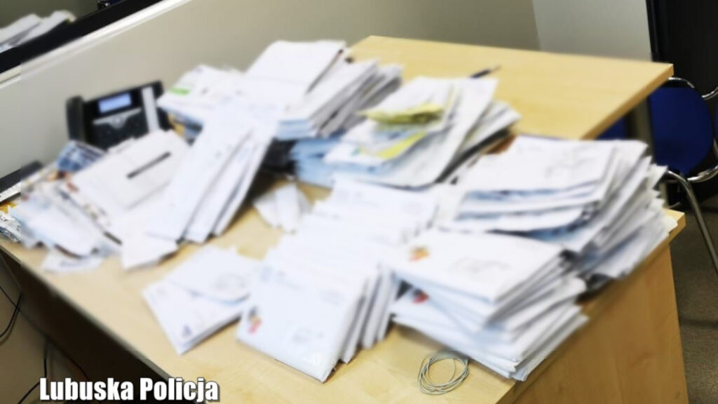 Listonosz z Żagania ponad pół roku niedoręczał listów. W jego domu znaleziono 1150 przesyłek