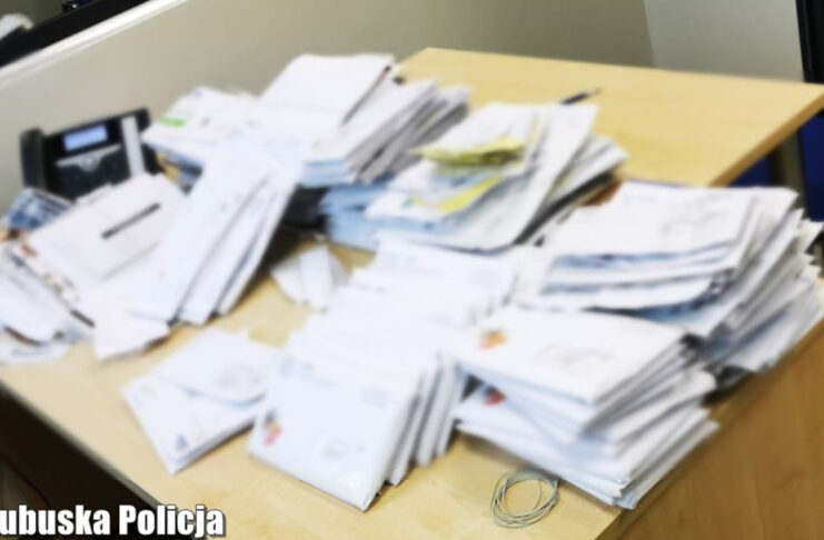 Ludzie listy piszą, a listonosz z Żagania trzyma je w domu Listy