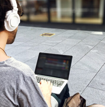 Od masażysty do programisty. Jak Polacy zaczynają karierę w IT Programista