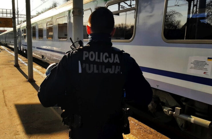 Autobus zostawił uchodźców na parkingu Policjant na stacji PKP w Świebodzinie fot Policja