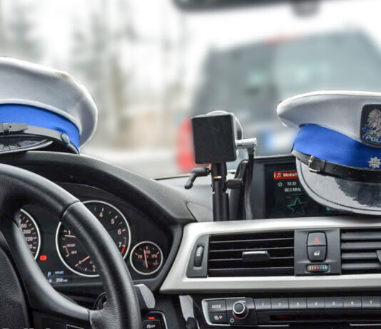 Pościg w Kalsku za piratem drogowym z dożywotnim zakazem kierowania Radiowóz