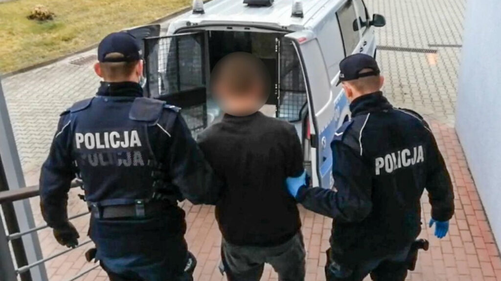 Złodzieje przyłapani na kradzieży katalizatorów w Tomaszowie próbowali przejechać policjanta