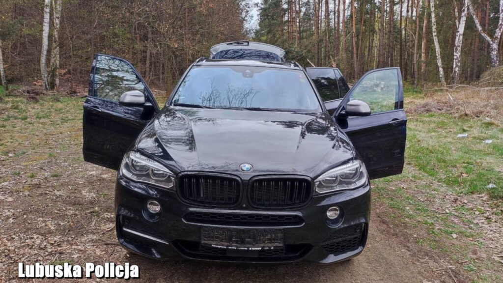 BMW ukryte w lesie pod Sękowicami