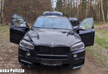BMW ukryte w lesie pod Sękowicami