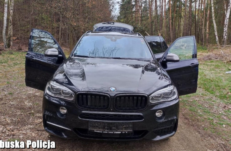 BMW ukryte w lesie pod Sękowicami