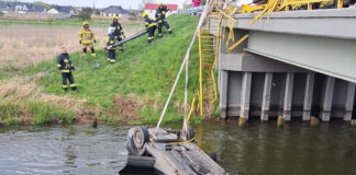 Na drodze Kargowa-Dąbrówka 21-latek przebił barierki a jego samochód spadł z mostu