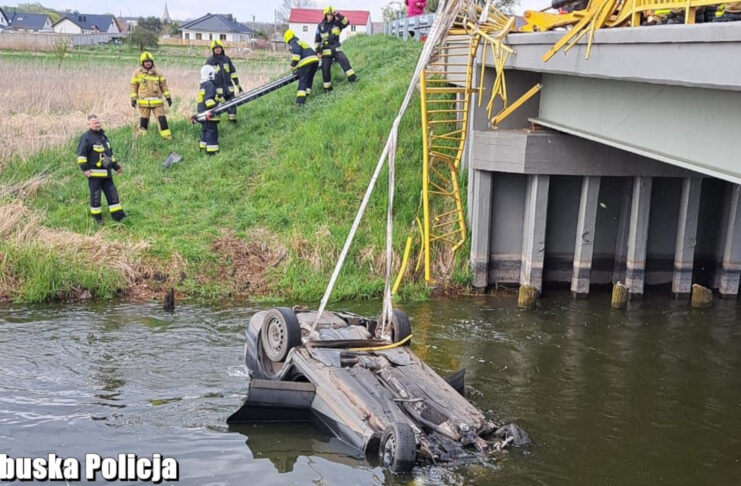 Samochód spadł z mostu. 21-latek przebił barierki i runął do rzeki, wcześniej pił alkohol Na drodze Kargowa-Dąbrówka 21-latek przebił barierki a jego samochód spadł z mostu