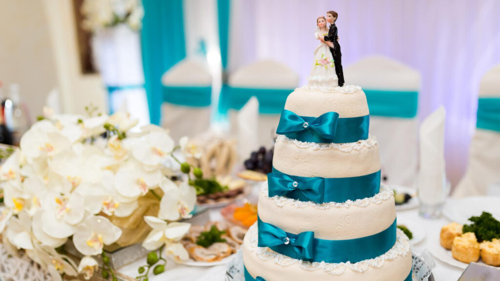 Jak wybrać topper na tort ślubny? Poznaj nasze podpowiedzi!