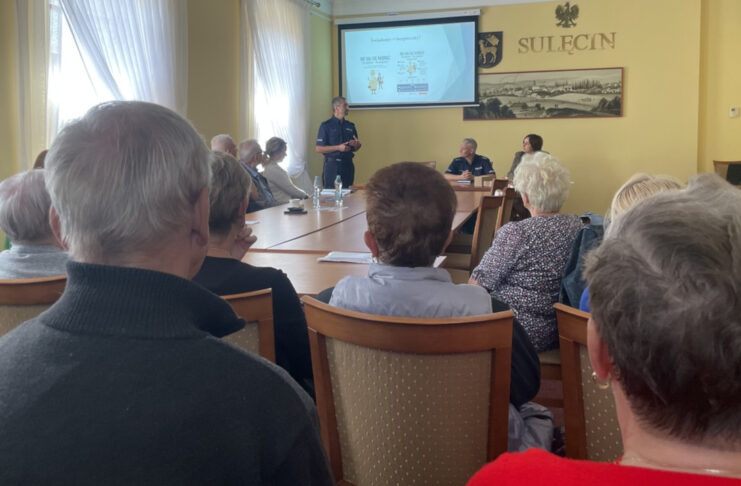 Świadomy senior to bezpieczny senior. Policjanci rozmawiają z seniorami o bezpieczeństwie Debata z seniorami