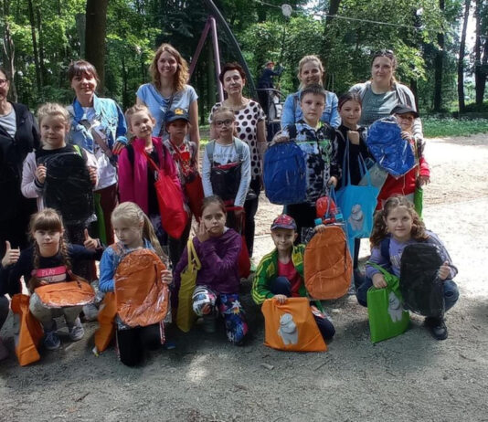 Uczestnicy gry terenowej "Wytrop drzewa" w Gorzowie Wlkp.