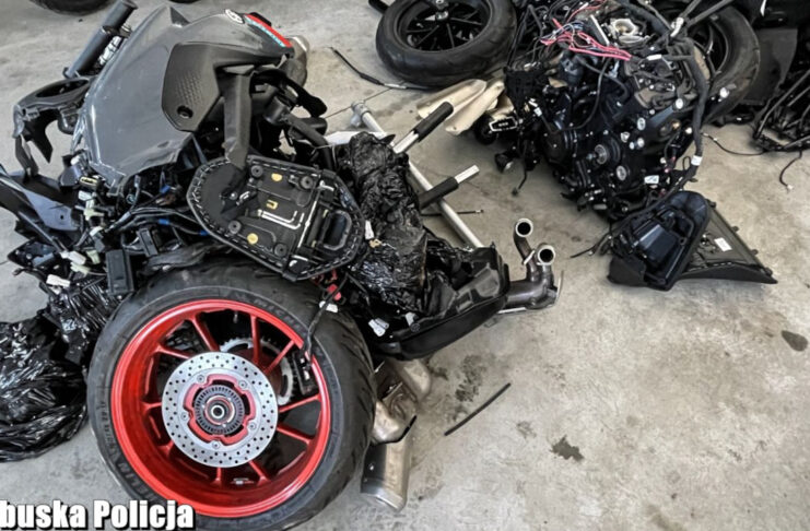 Dziupla z motocyklami