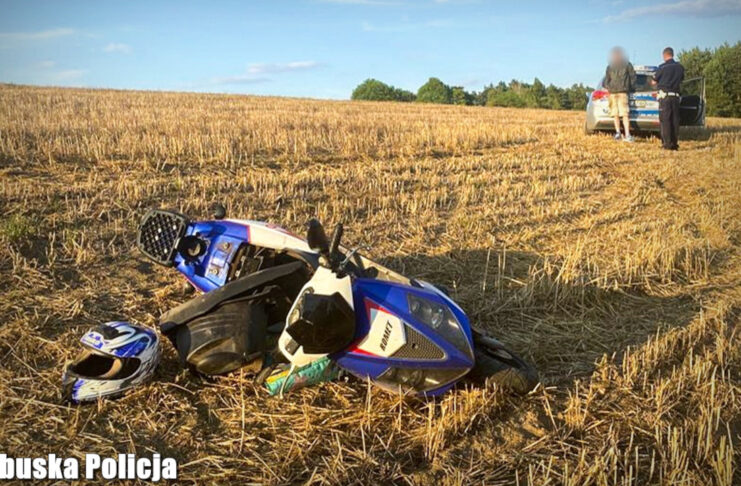 Pościg za motorowerzystą w Brzeźnicy. Pijany 39-latek został zatrzymany w pościgu pieszym Pościg za pijanym motorowerzystą w Brzeźnicy