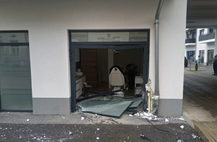 Pijany kierowca wjechał w witrynę salonu kosmetycznego w Nowej Soli