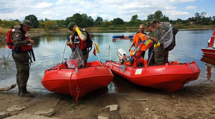 Żołnierze WOT pomogają w usuwaniu skutków katastrofy ekologicznej na Odrze