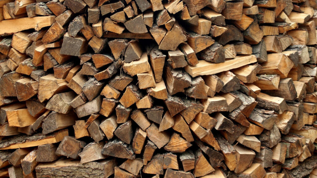 Drewno opałowe – jaka jego wilgotność zapewni wysoką efektywność spalania? Wyjaśniamy