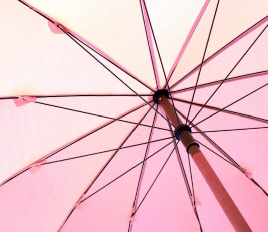 Różowy marsz 2022 wyruszy w sobotę spod zielonogórskiego ratusza Różowa parasolka