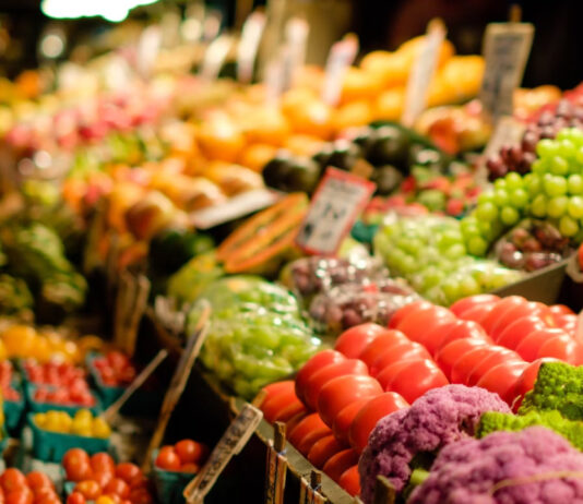 MF: Przedłużenie „zerowej” stawki VAT na żywność z podpisem minister finansów Żywność w sklepie