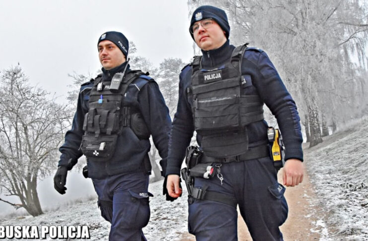 Policjanci odnaleźli 66-letnią kobietę, która zgubiła się w lesie