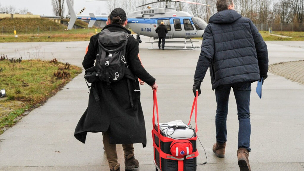 Transport serca policyjnym śmigłowcem do wrocławskiego szpitala