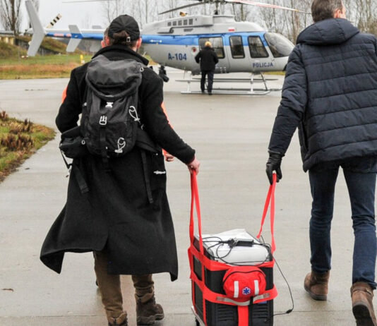 Trasport serca policyjnym śmigłowcem