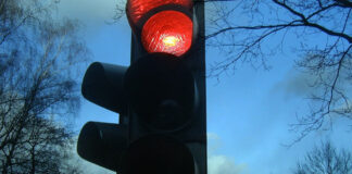 Sygnalizator, czerwone światło, utrudnienia w ruchu