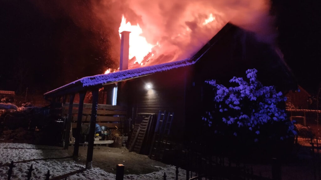 Pożar w Starych Biskupicach. Ogień strawił drewniany budynek jednorodzinny