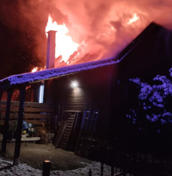 Pożar w Starych Biskupicach. Ogień strawił drewniany budynek jednorodzinny